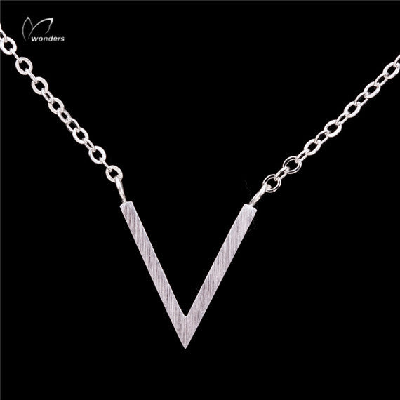 Collier simple en acier inoxydable en forme de V pour femme