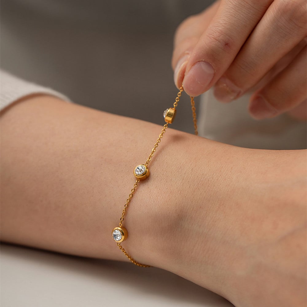Bracelet en acier inoxydable plaqué or 18 carats avec zircons ronds
