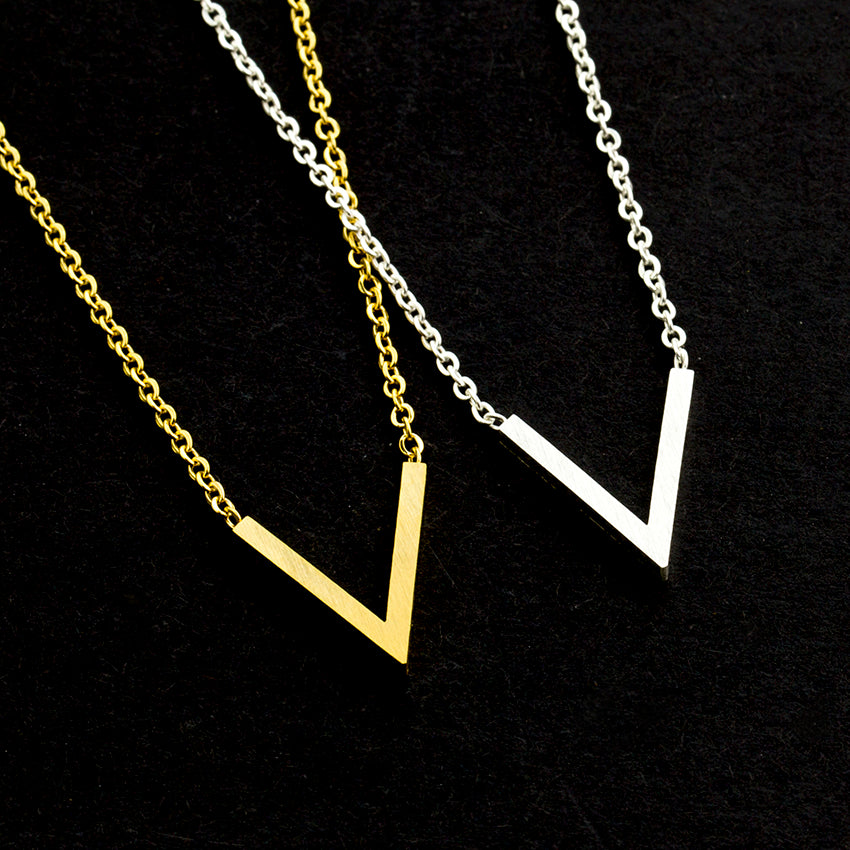 Collier simple en acier inoxydable en forme de V pour femme